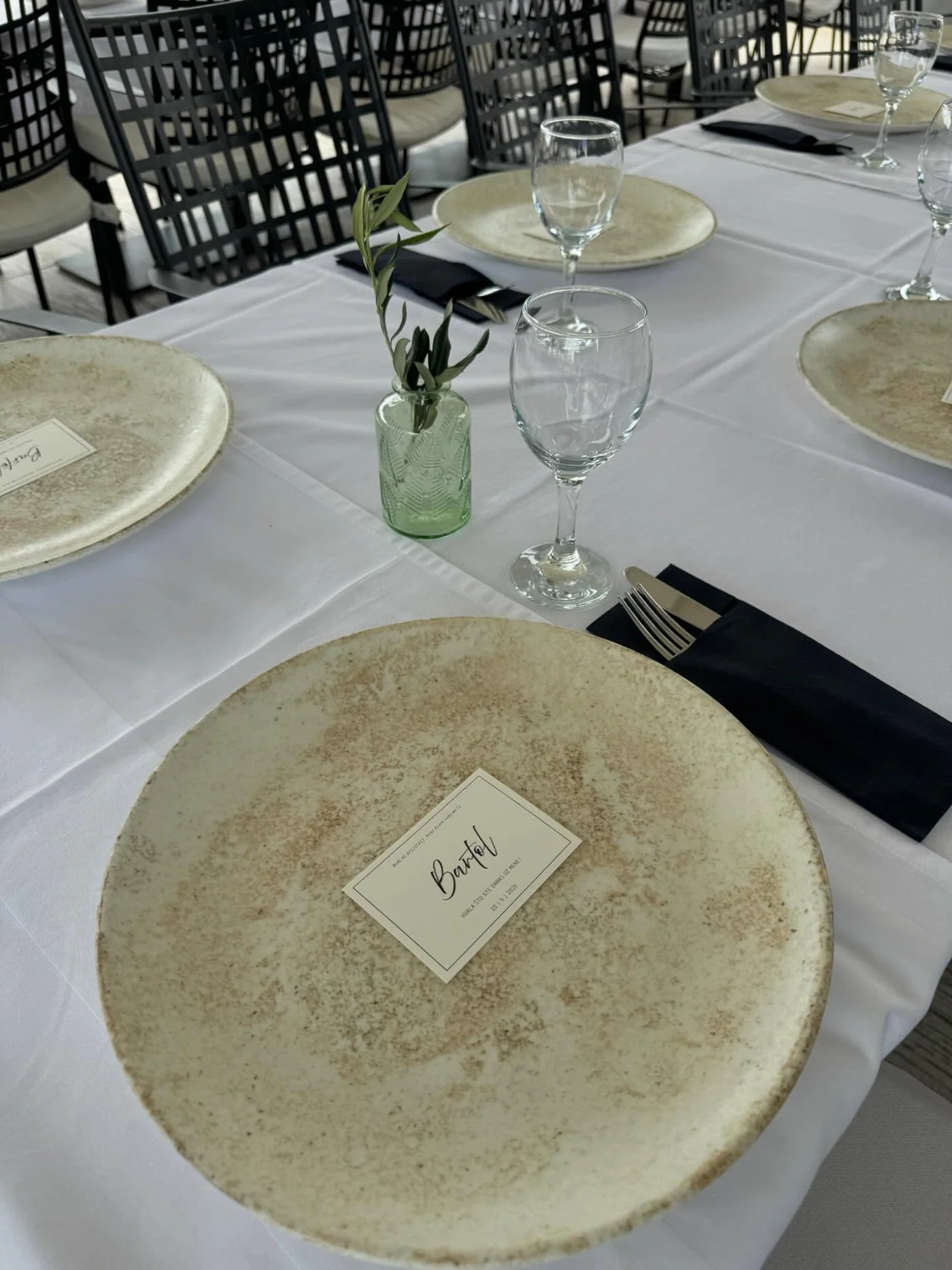 Elegantno postavljeni stolovi na terasi HOBA bistro&bara