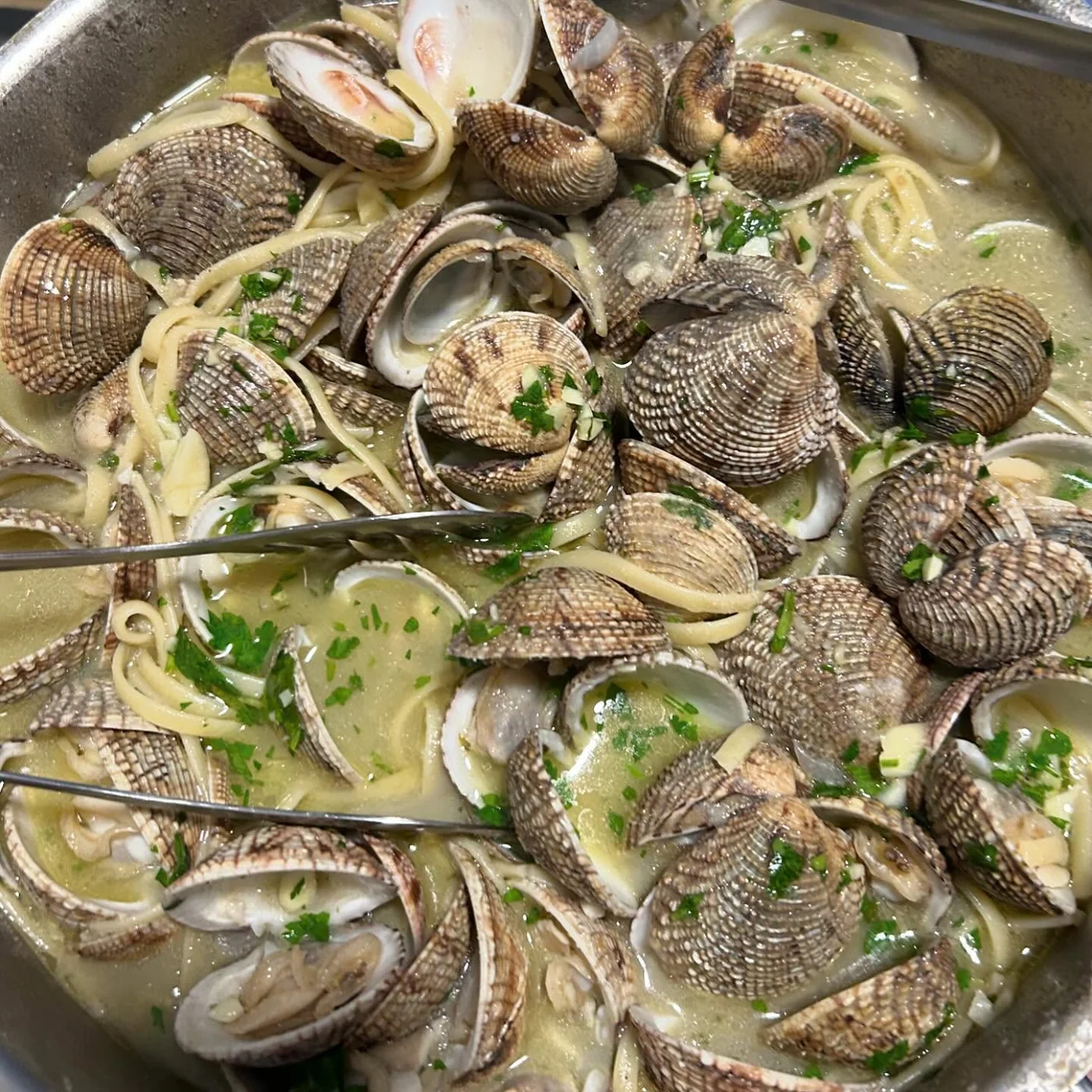 Spageti vongole u tavi